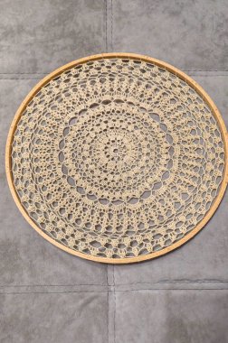 Tahta bir çerçeveye tığ işi peçete. Dekor el yapımı ahşap arka plana sahip mandala