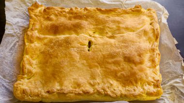 Tavuklu börek pastası. Pasta kağıdından kesilmiş. Aile yemeği. Mantarlar