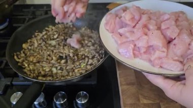 Kızartma için doğranmış tavuk. Pastayı adım adım hazırlıyorum. Talimatlar.