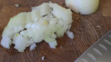 Kızartma için doğranmış tavuk. Pastayı adım adım hazırlıyorum. Talimatlar.