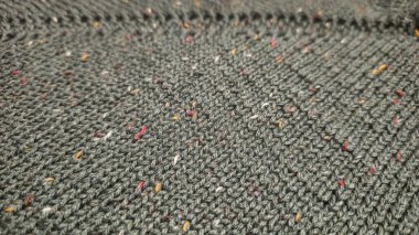 Karanlık ipliklerden örülmüş bir ürün. Bir erkek süveteri için boyun örüyorum. Boşluğu kopyala