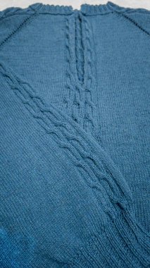 Mavi ipliklerden örülmüş bir ürün. Hazır el yapımı kadın süveteri. Boşluğu kopyala