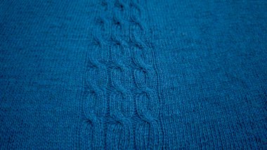 Mavi ipliklerden örülmüş bir ürün. Hazır el yapımı kadın süveteri. Boşluğu kopyala