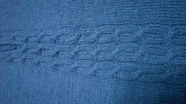 Mavi ipliklerden örülmüş bir ürün. Hazır el yapımı kadın süveteri. Boşluğu kopyala