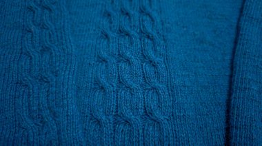 Mavi ipliklerden örülmüş bir ürün. Hazır el yapımı kadın süveteri. Boşluğu kopyala