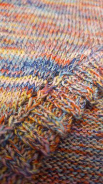 Renkli ipliklerden örülmüş bir ürün. Hazır el yapımı kadın süveteri. Boşluğu kopyala