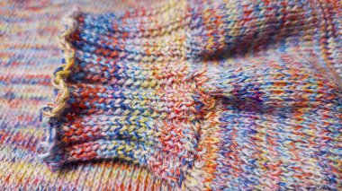 Renkli ipliklerden örülmüş bir ürün. Hazır el yapımı kadın süveteri. Boşluğu kopyala