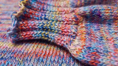 Renkli ipliklerden örülmüş bir ürün. Hazır el yapımı kadın süveteri. Boşluğu kopyala