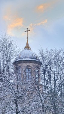 Bulutlu mavi gökyüzü, kış havası. Ağaçların arka planında bulutlar. Mavi ve gri gölgeler