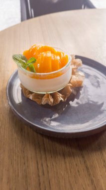 Şeftali reçeli ve şeftalili kremalı tatlı. Boşluğu kopyala