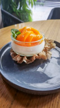 Şeftali reçeli ve şeftalili kremalı tatlı. Boşluğu kopyala