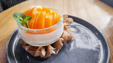 Şeftali reçeli ve şeftalili kremalı tatlı. Boşluğu kopyala