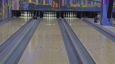 Bowling için spor salonu. Pin şeritleri ve renkli toplar. Aile eğlencesi. Sağlıklı yaşam tarzı