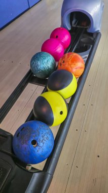 Bowling için spor salonu. Pin şeritleri ve renkli toplar. Aile eğlencesi. Sağlıklı yaşam tarzı