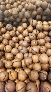 Macadamia fındıkları süpermarkette tezgahın üzerinde. Satılık. Eşyalar ile durumu göster