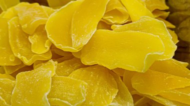 Kurutulmuş mango şeritleri süpermarkette tezgahın üzerinde yatıyor. Satılık. Eşyalar ile durumu göster