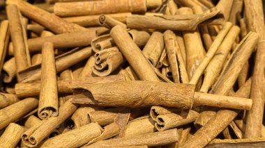 Süpermarkette tarçın çubukları tezgahın üzerinde. Satılık. Eşyalar ile durumu göster