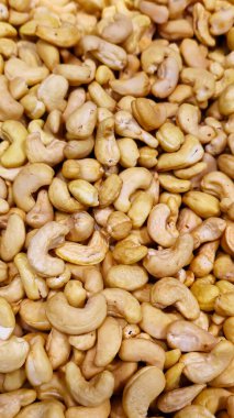 Süpermarkette tezgahın üzerinde fındık var. Satılık. Sağlıklı beslenme. Ürün görüntüsü