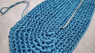 Yeşil ipliklerden yapılmış bir torba örülmüş. Kadınlar için aksesuarlar. El yapımı. Çuvalın dibi..