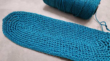 Yeşil ipliklerden yapılmış bir torba örülmüş. Kadınlar için aksesuarlar. El yapımı. Çuvalın dibi..