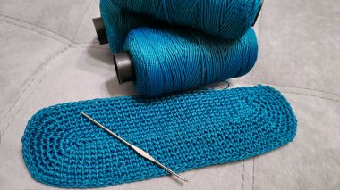 Yeşil ipliklerden yapılmış bir torba örülmüş. Kadınlar için aksesuarlar. El yapımı. Çuvalın dibi..