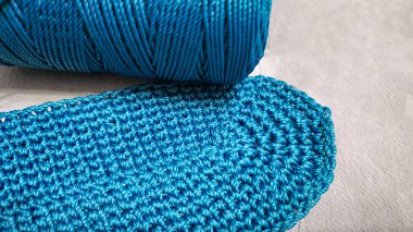 Yeşil ipliklerden yapılmış bir torba örülmüş. Kadınlar için aksesuarlar. El yapımı. Çuvalın dibi..