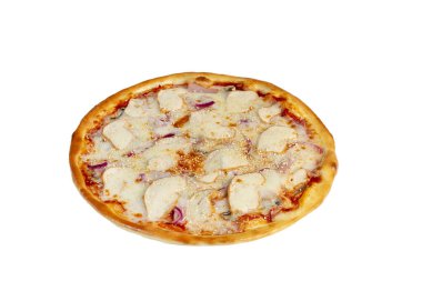 Pastırmalı, peynirli, otlu ve kirazlı domatesli pizza. Mozarellalı, beyaz arka planda karidesler. İzole et