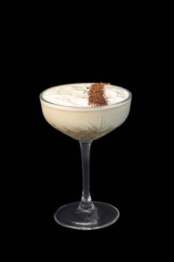 Siyah arka planda ezilmiş dondurma, dondurma ve kahve ile alkolsüz milkshake. Bar menüsü.