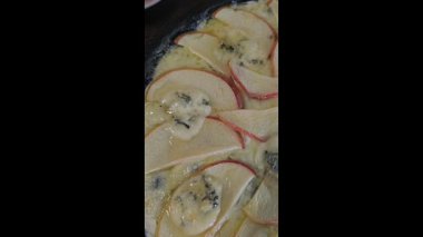Mürekkep balığı mürekkebi armut peyniriyle ballı siyah hamurdan pizza. Siyah bir arka planda. Restoranlar için menü