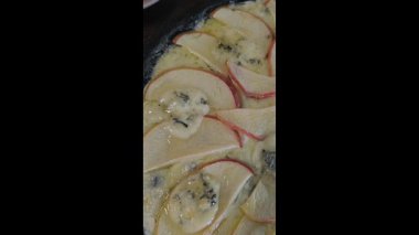 Mürekkep balığı mürekkebi armut peyniriyle ballı siyah hamurdan pizza. Siyah bir arka planda. Restoranlar için menü