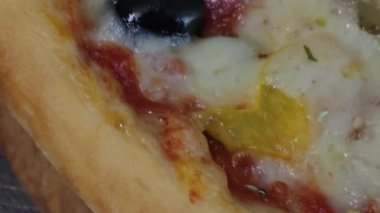 Mürekkep balığı mürekkebi armut peyniriyle ballı siyah hamurdan pizza. Siyah bir arka planda. Restoranlar için menü