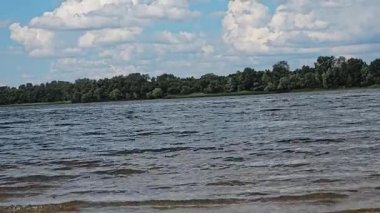 Ağaçlarla çevrili bir nehir. Kamp Volumetrik bulutları. Açık hava eğlencesi. uçuş