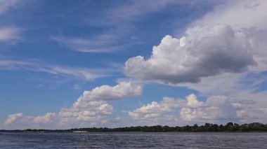 Ağaçlarla çevrili bir nehir. Kamp Volumetrik bulutları. Açık hava eğlencesi. uçuş