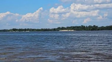 Ağaçlarla çevrili bir nehir. Kamp Volumetrik bulutları. Açık hava eğlencesi. uçuş