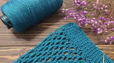 Örgü kancasıyla yeşil ipliklerden bir ürün örmek. Adım adım bir bilezik örmek için talimatlar. El yapımı mücevherler.