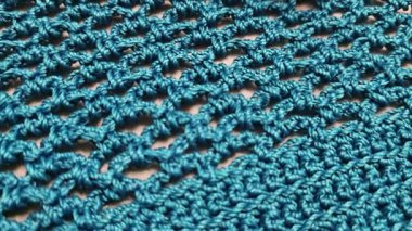 Örgü kancasıyla yeşil ipliklerden bir ürün örmek. Çanta örmek için adım adım talimatlar. El yapımı mücevherler.