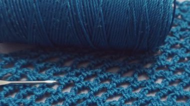 Örgü kancasıyla yeşil ipliklerden bir ürün örmek. Çanta örmek için adım adım talimatlar. El yapımı mücevherler.