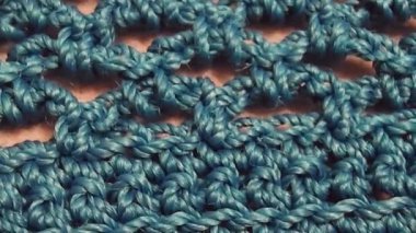 Örgü kancasıyla yeşil ipliklerden bir ürün örmek. Çanta örmek için adım adım talimatlar. El yapımı mücevherler.