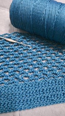 Örgü kancasıyla yeşil ipliklerden bir ürün örmek. Çanta örmek için adım adım talimatlar. El yapımı mücevherler.