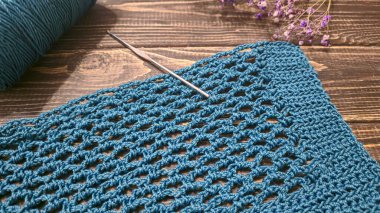 Örgü kancasıyla yeşil ipliklerden bir ürün örmek. Çanta örmek için adım adım talimatlar. El yapımı mücevherler.