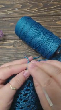 Örgü kancasıyla yeşil ipliklerden bir ürün örmek. Çanta örmek için adım adım talimatlar. El yapımı mücevherler.