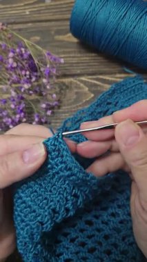 Örgü kancasıyla yeşil ipliklerden bir ürün örmek. Çanta örmek için adım adım talimatlar. El yapımı mücevherler.