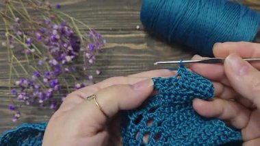 Örgü kancasıyla yeşil ipliklerden bir ürün örmek. Çanta örmek için adım adım talimatlar. El yapımı mücevherler.