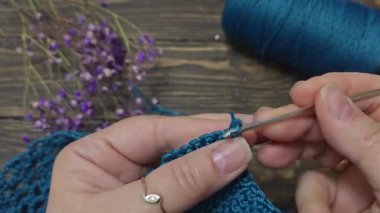 Örgü kancasıyla yeşil ipliklerden bir ürün örmek. Çanta örmek için adım adım talimatlar. El yapımı mücevherler.