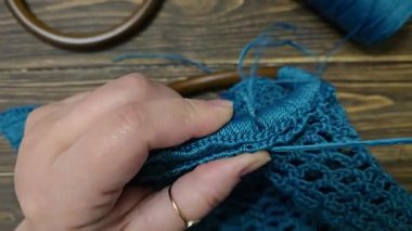 Örgü kancasıyla yeşil ipliklerden bir ürün örmek. Çanta örmek için adım adım talimatlar. El yapımı mücevherler.