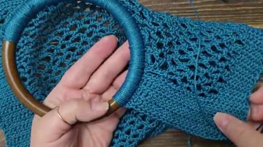 Örgü kancasıyla yeşil ipliklerden bir ürün örmek. Çanta örmek için adım adım talimatlar. El yapımı mücevherler.