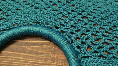 Örgü kancasıyla yeşil ipliklerden bir ürün örmek. Çanta örmek için adım adım talimatlar. El yapımı mücevherler.