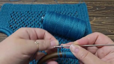 Örgü kancasıyla yeşil ipliklerden bir ürün örmek. Çanta örmek için adım adım talimatlar. El yapımı mücevherler.