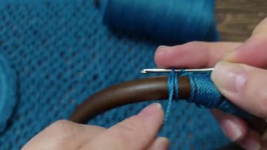 Örgü kancasıyla yeşil ipliklerden bir ürün örmek. Çanta örmek için adım adım talimatlar. El yapımı mücevherler.