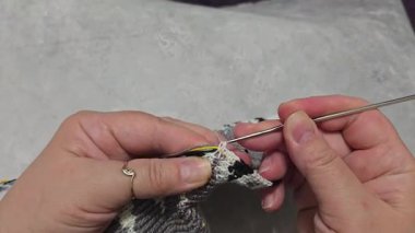 Örgü kancasıyla farklı renkte ipliklerden bir çanta örmek. Çanta örmek için adım adım talimatlar. El yapımı mücevherler.